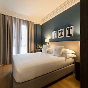 Camera piccola con letto king size